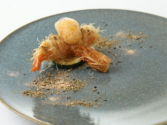 香ばしいカダイフに生スパイスが程よく効いた『天使の海老のパートカダイフ包み　ビスクソースとスパイス』