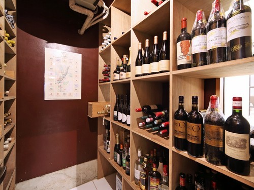 ワインは種類豊富にストック