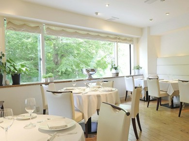 白い店内と緑に囲まれて