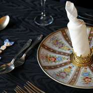 テーブルの上には、美しい模様が描かれたお皿と綺麗に並べられたカトラリー。ナフキンは、キャンドルのように立てられています。そこにはあるのは、ちょっとしたシェフの遊び心。大人の余裕を感じさせてくれます。