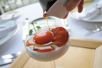 山手・エリスマン邸にある【しょうゆ きゃふぇ】にて、数多くの生プリンをご用意しております。トロトロのムースに生卵黄をトッピング。最後にカラメルソースをたっぷりかけて、崩しながらいただきます。