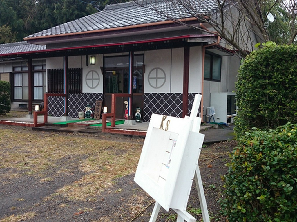 まるで蔵のような白壁に瓦屋根。一見すると和食料理店のよう