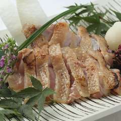 お好みの薬味でたっぷり召し上がれ。鶏の王者「名古屋コーチン」でつくる、絶品『もも肉のタタキ』