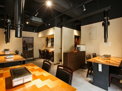 黒い天井と白い壁。シンプルな内装に映える、美しい木の温もり