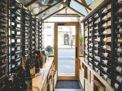 ずらりと並ぶ様が圧巻。50種類以上のボルドー直輸入ワイン