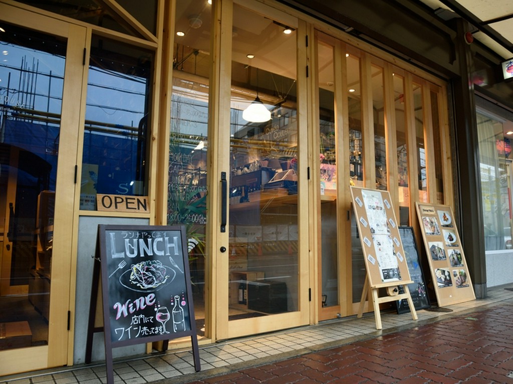 全面ガラス張りで開放的。入りやすさを感じる外観