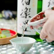 東北の酒屋より、常に3～5種類は仕入れているという日本酒は、料理の味わいを際立てるよう厳選されています。ぐい呑みも選べるので、好みの酒器でお酒を満喫。白ワインでつくられた自家製の梅酒にも注目です。