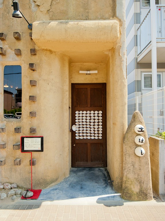 土でできた「アフリカ風」の外観。芸術的なセンスが光るお店