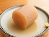 一本の大根から三貫取りした分厚さで見た目にインパクトがある『大根』