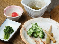 焼き物が変わる際に提供される「箸休め」も、地のものをふんだんに使った隠れた銘品ぞろい。姫茸、セリなどの山菜や、地元で採れる旬の野菜などを堪能できます。