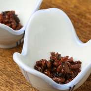 洗練された味が特徴の珍味『蜂の子』