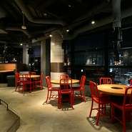 市ヶ谷駅から麹町方面に少し坂を上ったビルの最上階。大きな窓ガラスが張られた店内からは、都内の夜景が一望できます。