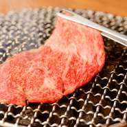 そもそもデートにも人気な焼肉ですが、その最高峰のお店となれば、盛り上がりは必須。肉好きだけれども、それほど重くないものの方が好みという女性にもマッチする極上のコースを二人でどうぞ。