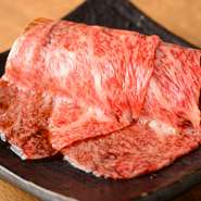 薄くカットし炭火で焼くという当店の特徴に合わせ、脂が軽く、飼育日数が長い雌牛を選んでいます。とくにブランドを固定しているわけではありませんが、但馬牛を元牛にしたものがうちのスタイルに合いますね。