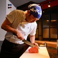 食材には個体差があります。なので、その個体によって多少の違いは出てくるものなのですが、そうしたくないというポリシーがあります。極限まで削って、お客様には同じレベルの肉を提供するように心がけています。