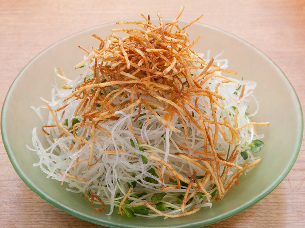 冷たくてさっぱり、「ハリハリッ」とした食感が評判の『元祖　名物サラダ（ハリハリ）』