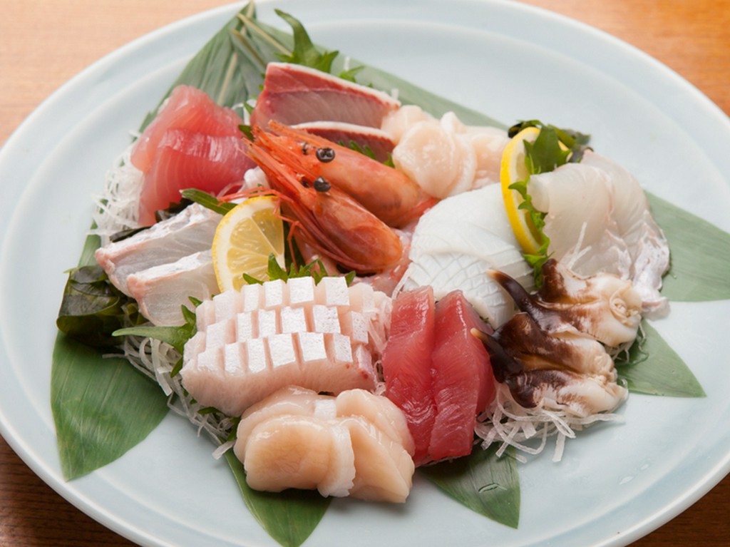 季節の味覚に舌つづみ。まず最初に頼みたい、人気のメニュー『造り盛りあわせ』