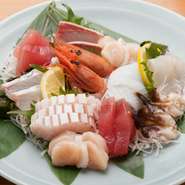 地元・松阪の市場でその日に仕入れた新鮮な魚介を、日替わりで盛り合わせた一皿です。冬は、寒ブリや地元で獲れたヒラメが絶品です。
