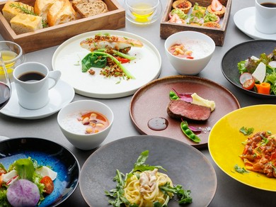 ドレッシーな装いで、芸術鑑賞をした後に女子会でお喋りを