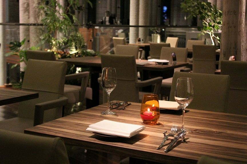 ふたりだけの特別なディナーで愛を育む優雅なひととき