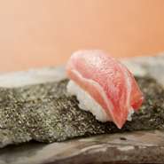 コースのラストの方で出される『鮪』は、焼いた海苔の上に握りがのって出されます。口の中でとろける鮪と、お米の旨味を感じるシャリ、そして焼き海苔の芳ばしさが絶妙な塩梅。
