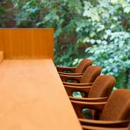 白と木の質感を大切にした店内は、白木の大きなカウンター席に、居心地の良い椅子。窓からは緑を望む事が出来る気持ちの良い空間です。ゆっくりと過ごす大人時間はいかがでしょう。