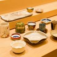 それぞれの料理に合う器を揃えていくうちに、いつしか愛する器が沢山集まったそう。唐津焼、有田焼、種子島焼き、そしてガラスの器…。料理と器の見事なコラボレーションを愉しめます。
