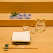 『杜の蔵』、『可也』など、地元の酒蔵の上質な日本酒を中心に、人気のある銘柄を取り揃えています。ガラス作家がつくった素敵な器で出されるので、美味しさもひとしおです。
