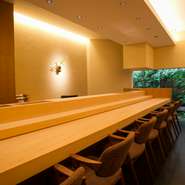 くつろぎの秘密のひとつに、背もたれの角度や材質などまで、店主がこだわり抜いた北欧の椅子があります。白木のカウンターにも良く合い素敵な雰囲気。デートなどでも落ち着いて会話と食事、そしてお酒を愉しめます。