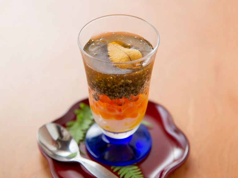 美しいガラスの器でいただく『前菜 卵のカクテル』