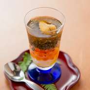 うずら、イクラ、とんぶり、ウニ、そして温泉卵と贅沢な『卵のカクテル』。濃厚な卵の旨味を存分に味わえます。