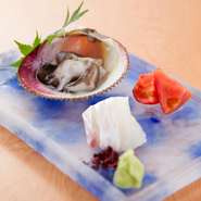 店主自ら目利きして仕入れる上質な鮮魚のお刺身。写真は鮮度抜群なトリ貝。