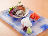 店主自ら目利きして仕入れる上質な鮮魚のお刺身。写真は鮮度抜群なトリ貝。
