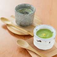 グリンピースの旨みたっぷりな、旬の食材でつくる『茶碗蒸し』。他にも秋には蟹、冬には白子など、年に10種類以上の豊富レパートリーが楽しみな逸品。