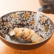 握りを一工夫し、蛤の出汁を上からかけてお茶漬けのように。食材のうまみたっぷりな、蛤の季節にのみ愉しめる極上の一皿です。