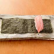 鮪は産地にこだわるのではなく、その時々の上質な物を仕入れる事にこだわっています。大きな焼き海苔にのせ、手巻のようにご自分で巻いて頂く事で、鮪の脂、シャリの甘み、海苔の芳ばしさが絶妙な味わいになります。