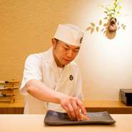 居心地のよさを追求した店内に、美しい器や季節の生花。一つ一つを大切に、お客様の非日常を演出できるよう心がけています。美味しいお鮨と日本酒、ワインなどで愉しい時間をお過ごしください。