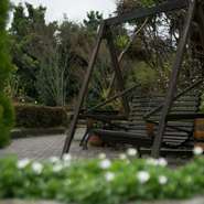 広い敷地内は自然がいっぱい。畑もあり、自然が豊かで、手作りのブランコがおいてあります。子供連れでも飽きない楽しい工夫がいっぱいの店で、思う存分楽しむことができます。