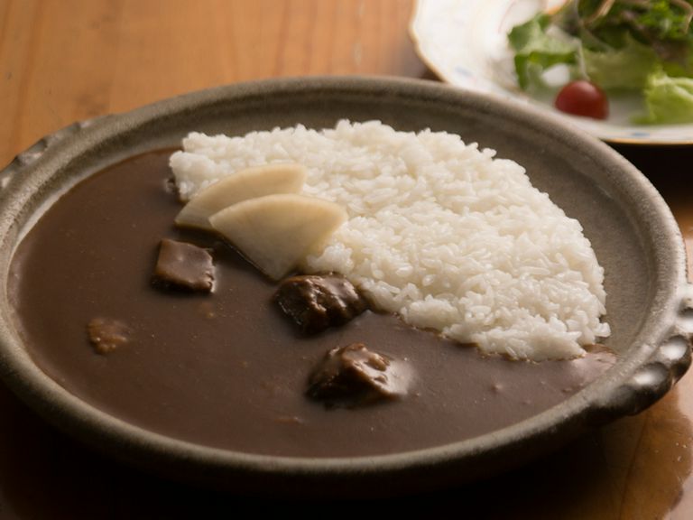 手間暇かけてじっくり煮込んだ『遊牧民 オリジナルカレー(サラダ付き)』