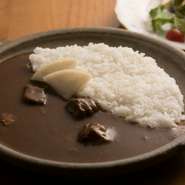 野菜を全てこしているので、ルーの中に旨みが溶け込んでいます。まろやかさとコクを兼ね備えた一品。この料理を目当てに来る方も多数います。