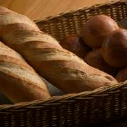 時期によってバジルを取り入れたり、季節を感じるパンも用意しています。『パン』だけの購入も可能。