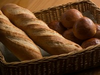 時期によってバジルを取り入れたり、季節を感じるパンも用意しています。『パン』だけの購入も可能。