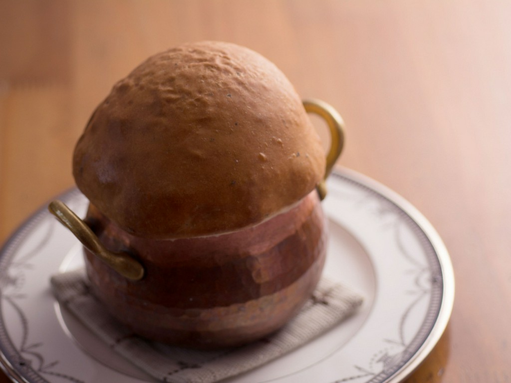 生地の中に優しい味が詰まっている『森のきのこのパイ包みスープ』