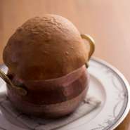 「パイ包み」というとパイ生地をイメージするかもしれませんが、同店では自家製のパン生地を使用。中には濃厚なきのこのクリームスープが入っています。