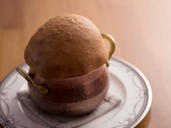 生地の中に優しい味が詰まっている『森のきのこのパイ包みスープ』