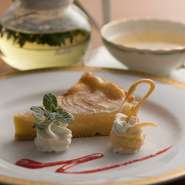 『コーヒー又は紅茶のセット』に『お好きなハーブティーのセット』が用意されています。手作りのケーキは常時4種類。美味しいのはもちろん、彩りなど視覚でも楽しめます。