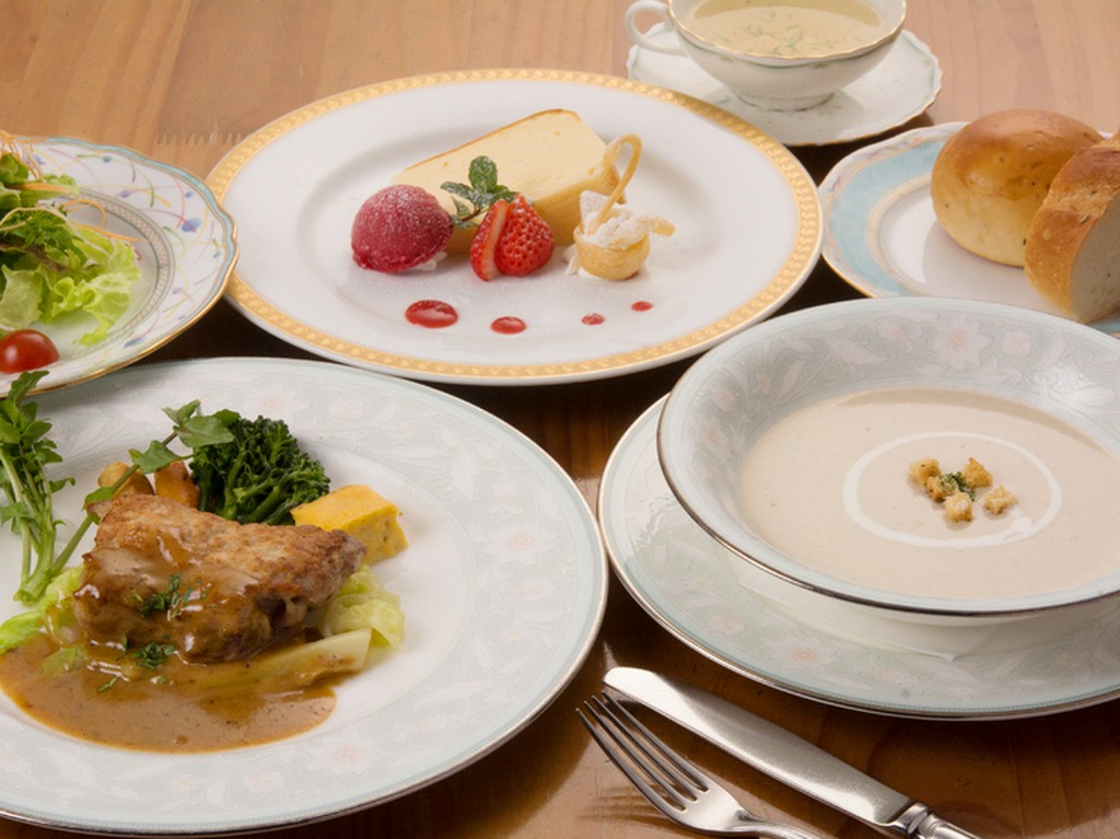 昼から豪華な料理を食せる『レディースランチ』