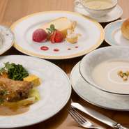 メインは肉料理が2種類用意されていて好みで選べ、魚料理を希望する場合は追加料理金で変更可能。女性限定メニューではなく、男性もオーダーできます。