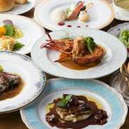 *フォアグラのポワレ・カルバドスソースポムピューレ添え　*三種のオードブル　*摘みたてサラダ　*森の木ノ子のパイ包みス－プor本日のスープ　*オマール海老のポワレ バンブランソース　*鴨胸肉のロースト ルビーポルトソース　*サンタさんの贈り物　*手作りパンorライス　*コーヒーorハーブティー