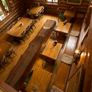 店舗がログハウスのつくりなので、木の香りがする居心地の良い空間です。年数も経ち木の色も落ち着き、歴史を感じられるように。外に巣箱があり、鳥をさえずりに耳を傾けながら食事ができます。